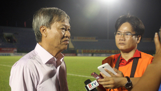 Ông Lê Thụy Hải (trái) trả lời báo chí sau trận Siêu Cúp. Ảnh: T.Vũ.