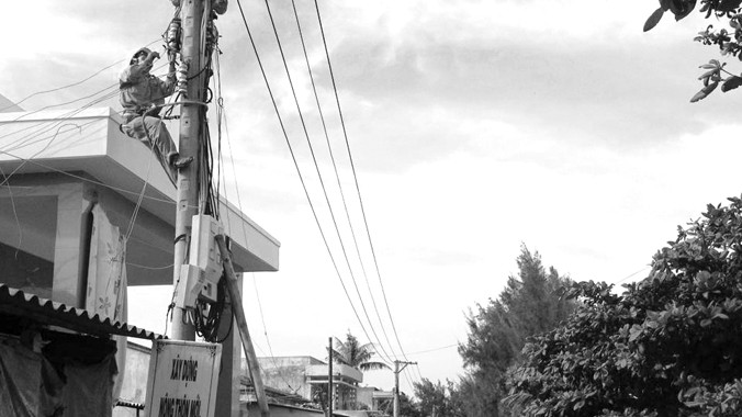 Đưa điện lưới quốc gia ra các huyện đảo là nhiệm vụ quan trọng của EVN để góp phần phát triển kinh tế xã hội. Ảnh: Phong Cầm.