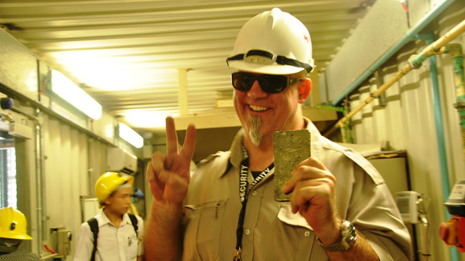 Chuyên gia mỏ vàng Phước Sơn và vàng đã được tinh chế.