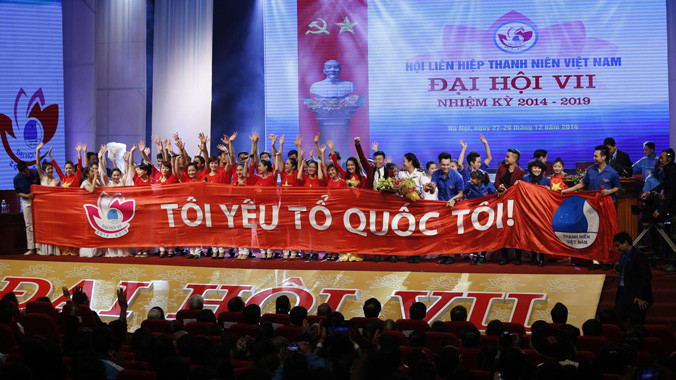 Các nghệ sĩ, ca sĩ múa hát mừng đại hội. Ảnh: Hồng Vĩnh.