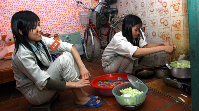 Đời sống công nhân lao động xa nhà còn khó khăn vào dịp tết. Ảnh: Hồng Vĩnh.