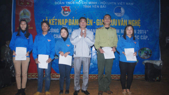 Trao quyết định kết nạp Đảng cho 5 đoàn viên ưu tú. Ảnh: Duy Ngợi.