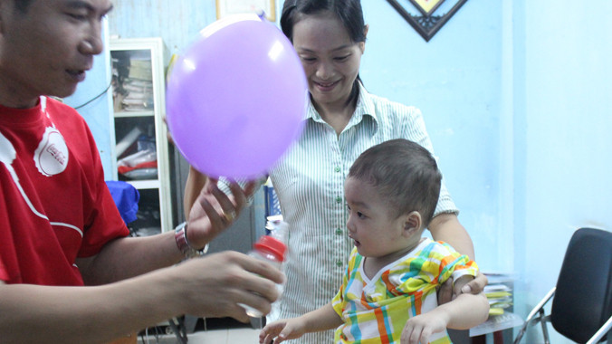 Cháu bé bị bỏ rơi trên taxi tại phường 1, quận 8. Ảnh: Ngô Bình.