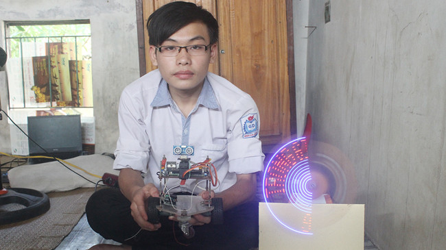 Nguyễn Trọng Thủy cùng robot tránh vật cản và quạt đèn Led.