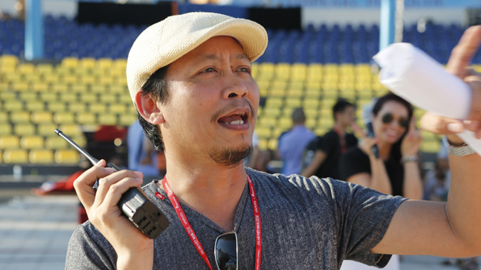 Đạo diễn Phạm Hoàng Nam chỉ đạo thi công sân khấu. Ảnh: Hồng Vĩnh.