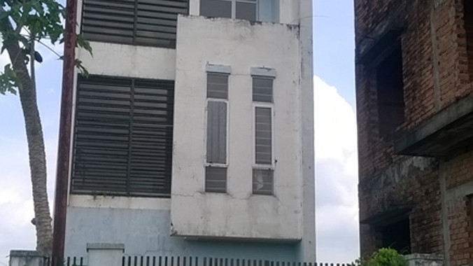 Những căn nhà có chủ cũng trở nên hoang phế.