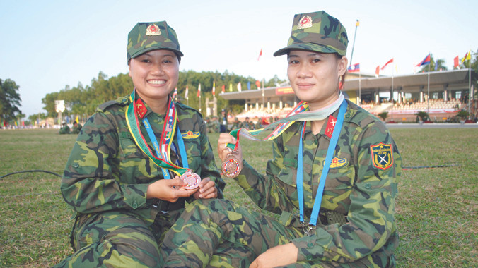 Thiếu úy Phạm Thị Hà (phải) cùng đồng đội. Ảnh: Duy Ngợi.