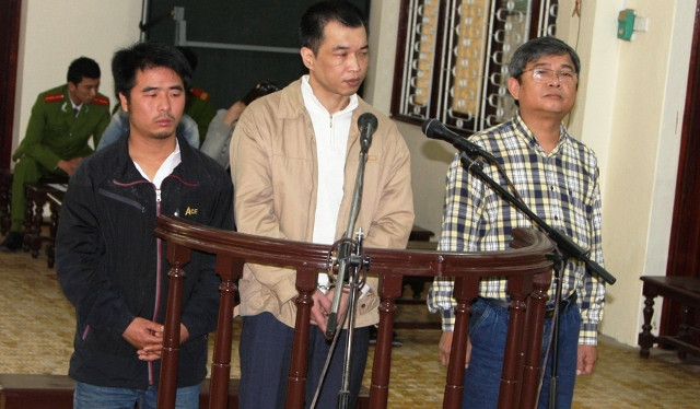 Phó giám đốc cùng thuộc cấp trong phiên xử