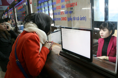 Sáng 16/1, quầy bán vé Ga Hà Nội vắng vẻ, nhân viên bán vé cũng chưa được huy động tối đa. Giá tàu Tết lên tới 1,5-2,1 triệu đồng khiến nhiều người chuyển sang đi máy bay giá rẻ. Ảnh: Bá Đô