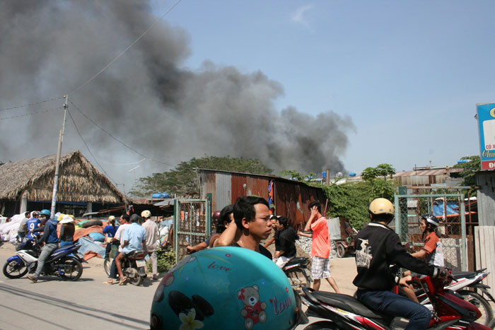 Cận cảnh khói đen bao trùm xưởng gỗ