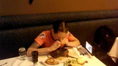 Ăn 2 kg bò bít tết trong 2 phút