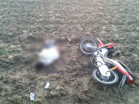 Chiếc xe máy vỡ nát đầu; giày và tất của nạn nhân nằm vương vãi