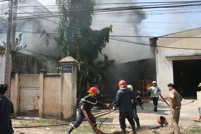 Lực lượng chữa cháy đang tích cực dập lửa