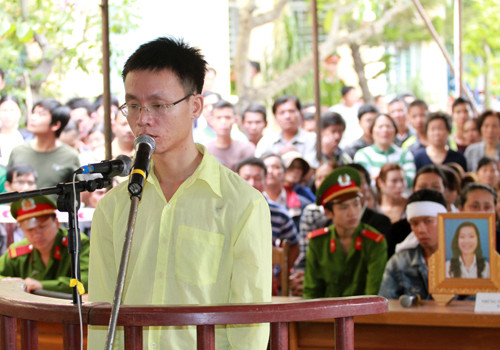 Tuấn đứng trước vành móng ngựa trong trạng thái mệt mỏi. Ảnh: VnExpress