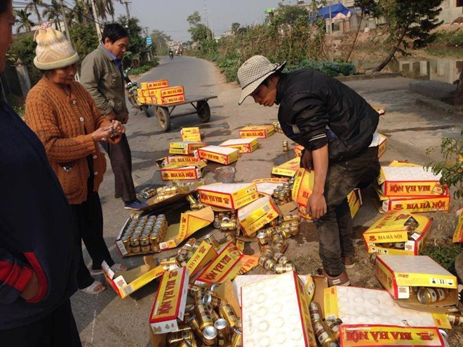 Người dân sống bên ven đường chạy lại giúp tài xế sau vụ lật xe