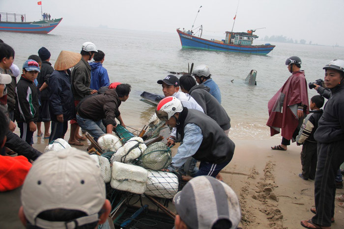 Hiện trường vụ chìm tàu cá ở Huế