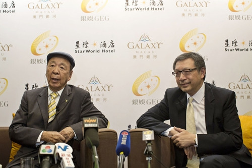 Tỷ phú Lui Che-Woo (trái) và con trai Liu Yiu Tung. Ảnh: Bloomberg 