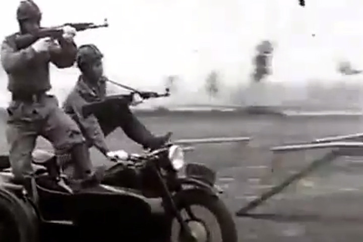 Xem công an vũ trang vừa lái xe vừa bắn súng