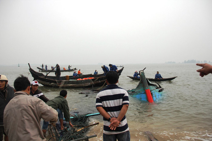 Phần đầu của chiếc tàu gặp nạn bị vỡ toác thành nhiều mảnh trôi dạt trên biển