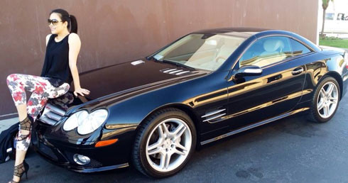 Thu Phương tạo dáng bên chiếc xe được chồng tặng.