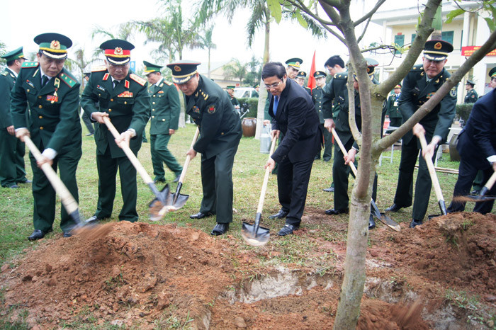 Tướng lĩnh cấp cao Việt Nam và Trung Quốc cũng lãnh đạo tỉnh Quảng Ninh trồng cây lưu niệm tại Đồn biên phòng Trà Cổ (Quảng Ninh), chiều 11/3 