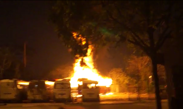 Cận cảnh 3 xe khách cháy ngùn ngụt trong đêm