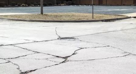 Mắc kẹt 2 ngày dưới cống nước vì tiếc tờ tiền rơi