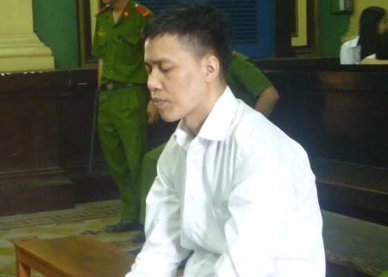 Dụ bé gái 3 tuổi chơi đàn rồi hãm hiếp