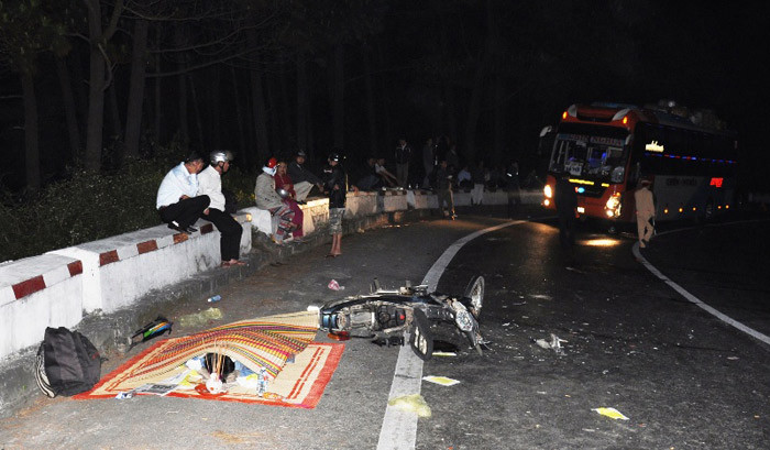 Nạn nhân tử vong sau khi cả người và xe máy bị hất văng khỏi hiện trường va chạm hơn 20 mét. Ảnh: Ngọc Văn