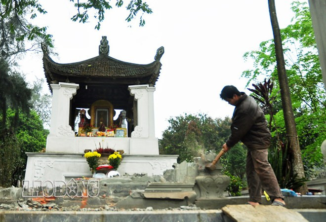 Đập bỏ bình phong có hình 'quái thú' ở lăng Ngô Quyền