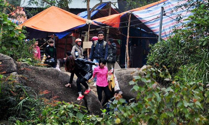 Đường lên chùa Hương Tích, nơi xảy ra vụ tai nạn đáng tiếc Ảnh: Cẩm Kỳ