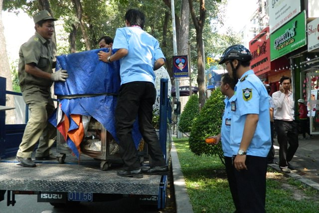 Lực lượng chức năng mạnh tay xử lý việc lấn chiếm vỉa hè, lòng đường.