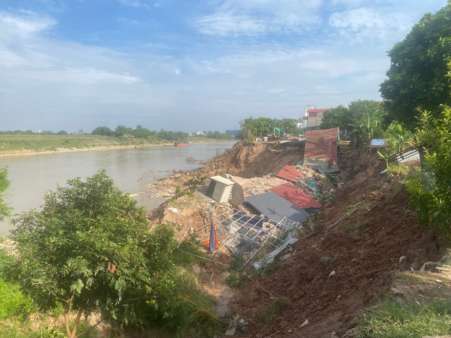 Vì sao 2.000 m2 bờ sông Đuống qua trung tâm Hà Nội bất ngờ sạt lở giữa trời khô hanh?