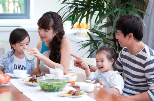 Minh Hà thích tự tay lo từng miếng ăn giấc ngủ cho các con.