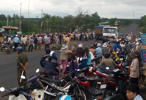 Hàng trăm người dân đến xem, mất 3 giờ lực lượng chức năng mới giải quyết xong hiện trường. Ảnh: Xuân Mai/ Ngoisao.net