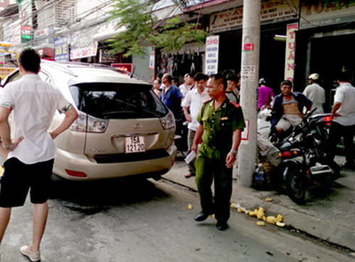 Xe của anh Trịnh Xuân Thanh được kéo về trụ sở công an phục vụ điều tra. Ảnh: Giang Chinh/ VnExpress