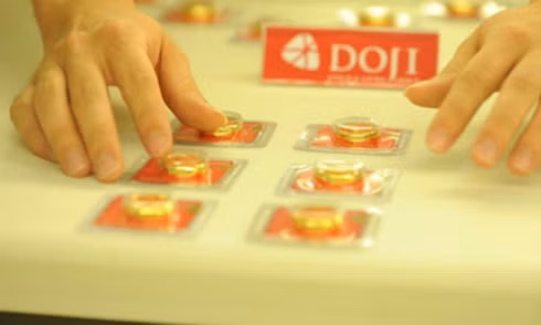 Giá vàng trong nước hiện cao hơn thế giới gần 2 triệu đồng. 