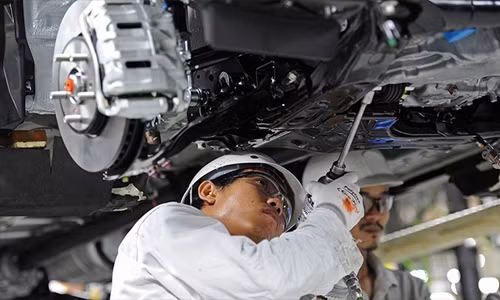 Công nhân trong một nhà máy sản xuất xe hơi tại Thái Lan. Ảnh: AFP