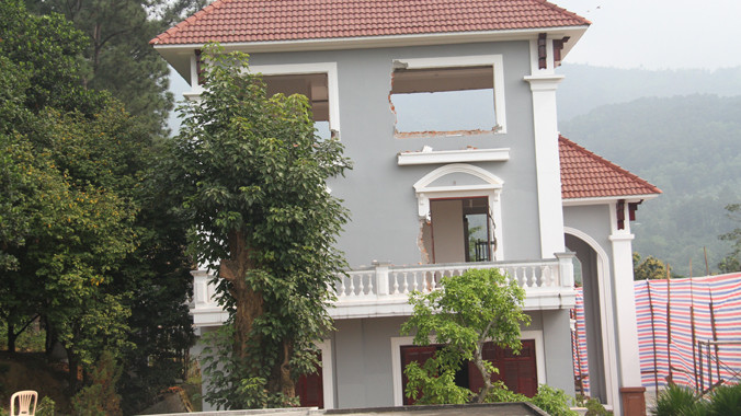 Biệt thự của ông Phan Như Thạch đang được tháo dỡ.