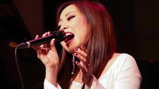 Bích Vân trên sân khấu Broadway.