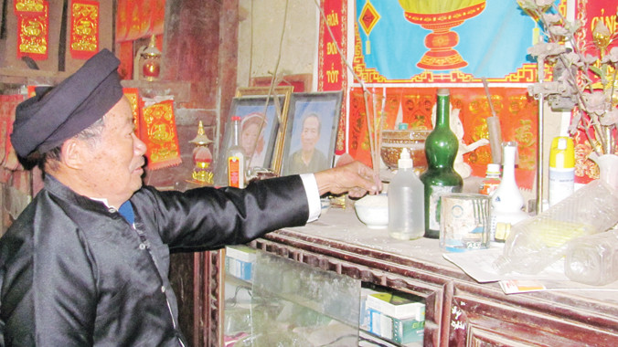 Dâng cúng tổ tiên bát cơm lúa mới. Ảnh: Duy Chiến.