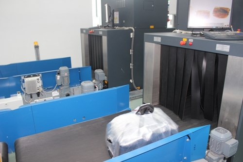 Hành lý được đẩy bằng băng chuyền, qua hệ thống soi chiếu an ninh ơ sân bay. 