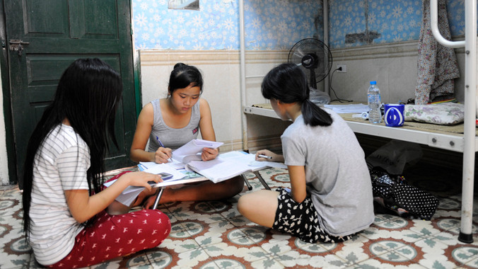 Thí sinh nghỉ trọ tại KTX Mễ Trì “giam mình” trong phòng tránh nóng và ôn bài trước ngày thi. Ảnh: Xuân Tùng.