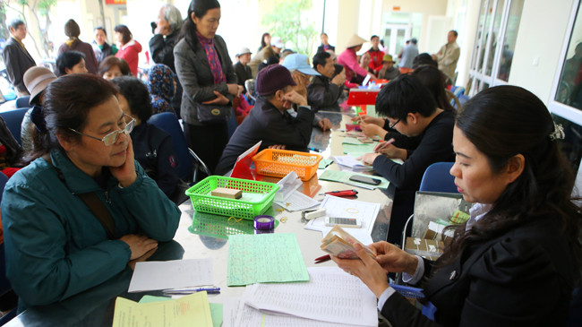 Mức thu bảo hiểm xã hội chưa điều chỉnh đã gây nhiều tranh cãi (Ảnh nhận lương hưu tại Hà Nội). Ảnh: Như Ý.