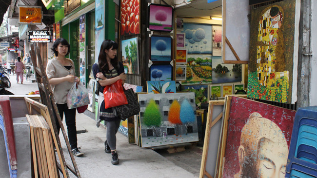 Gallery tranh chép trên phố Hàng Trống, Hà Nội. Ảnh: Hồng Vĩnh.