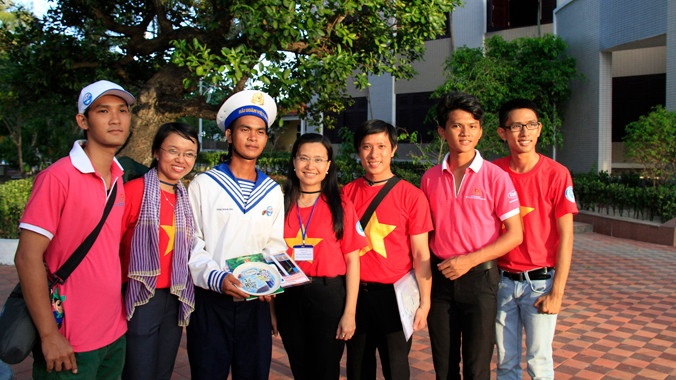 Chị Nguyễn Phạm Duy Trang, Bí thư Tỉnh Đoàn Bình Dương và đoàn viên, thanh niên Bình Dương trao quà cho chiến sĩ Đặng Hoàng Bạo trên đảo Nam Yết. Ảnh: Trường Phong.