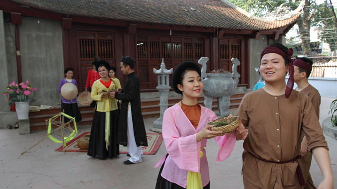 Phong (bìa phải) trong một buổi tập luyện cùng CLB tại đình Xuân La. Ảnh: NVCC.