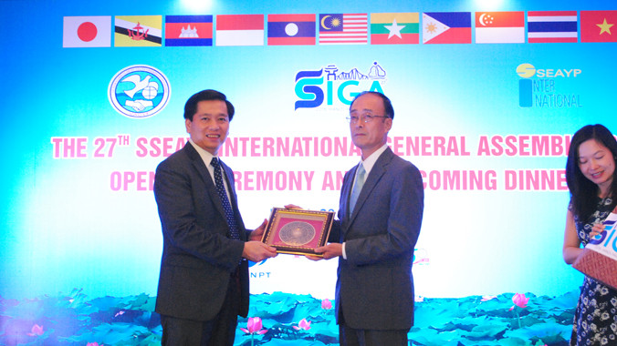 Bí thư T.Ư Đoàn Nguyễn Long Hải (bìa trái) tặng quà lưu niệm cho trưởng đoàn các nước dự Đại hội. Ảnh: Duy Ngợi.