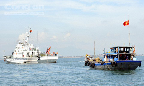 Tàu Qna 93853 TS cùng ngư dân được lực lượng chức năng đưa vào bờ an toàn. Ảnh: Công an TP.HCM