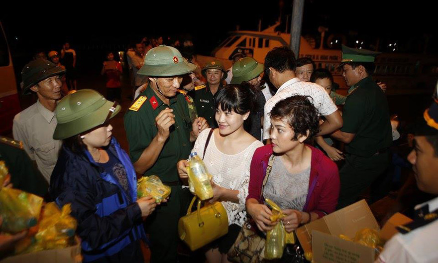 Các du khách về đến cảng Cái Rồng. Ảnh: Như Ý